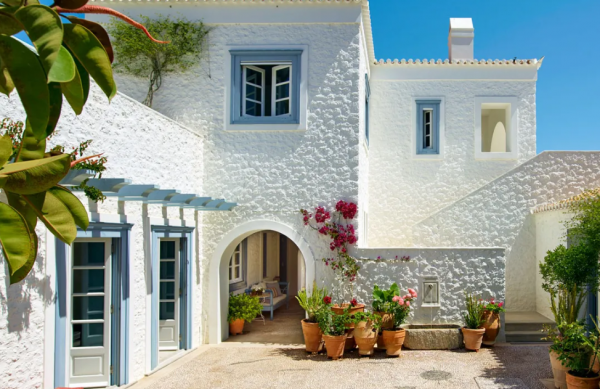 Villa dengan desain elegan dan pilar kokoh dari Yunani